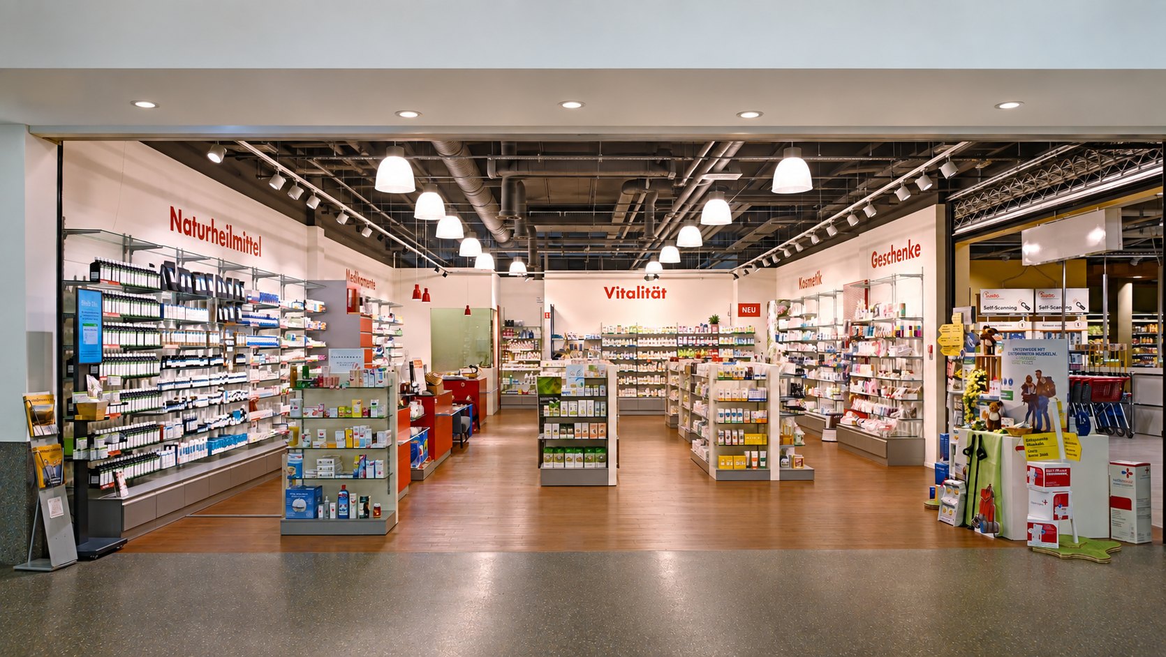 Blick in die Verkaufsräume der Drogerie Rosengarten im Migros-Center Arbon